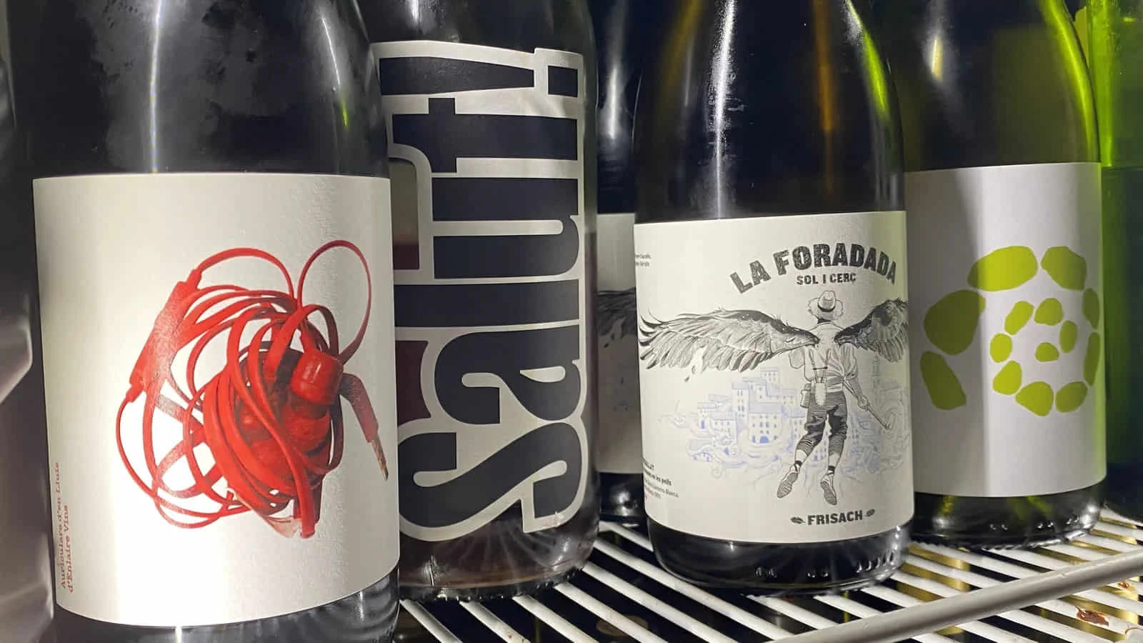 Selecció d'ampolles de vins naturals a Piola, restaurant amb vins naturals a Vic