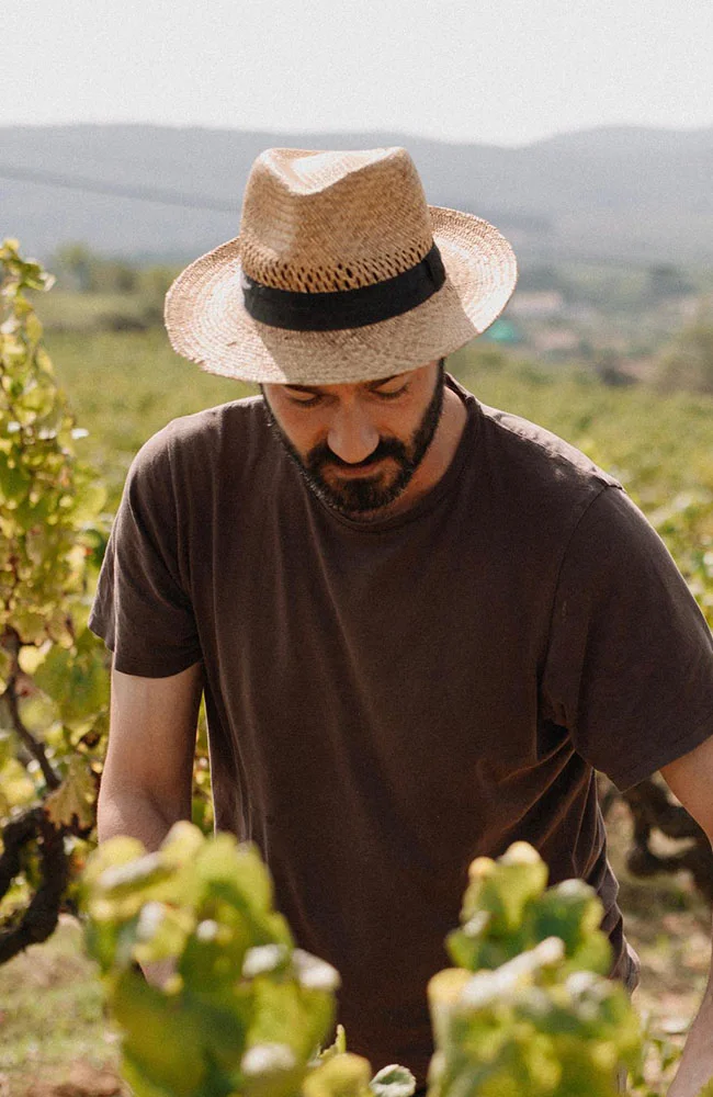 Emi González de lavinaventura vins treballant a les vinyes