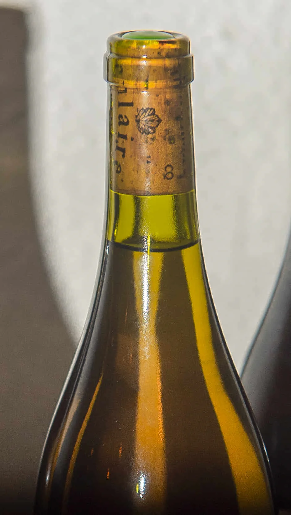 Ampolla de vi natural d'Enlaire Vins en primer pla